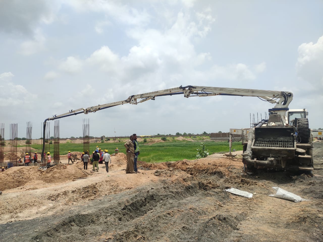 Concrete boom placing concrete at a Hetu construction site